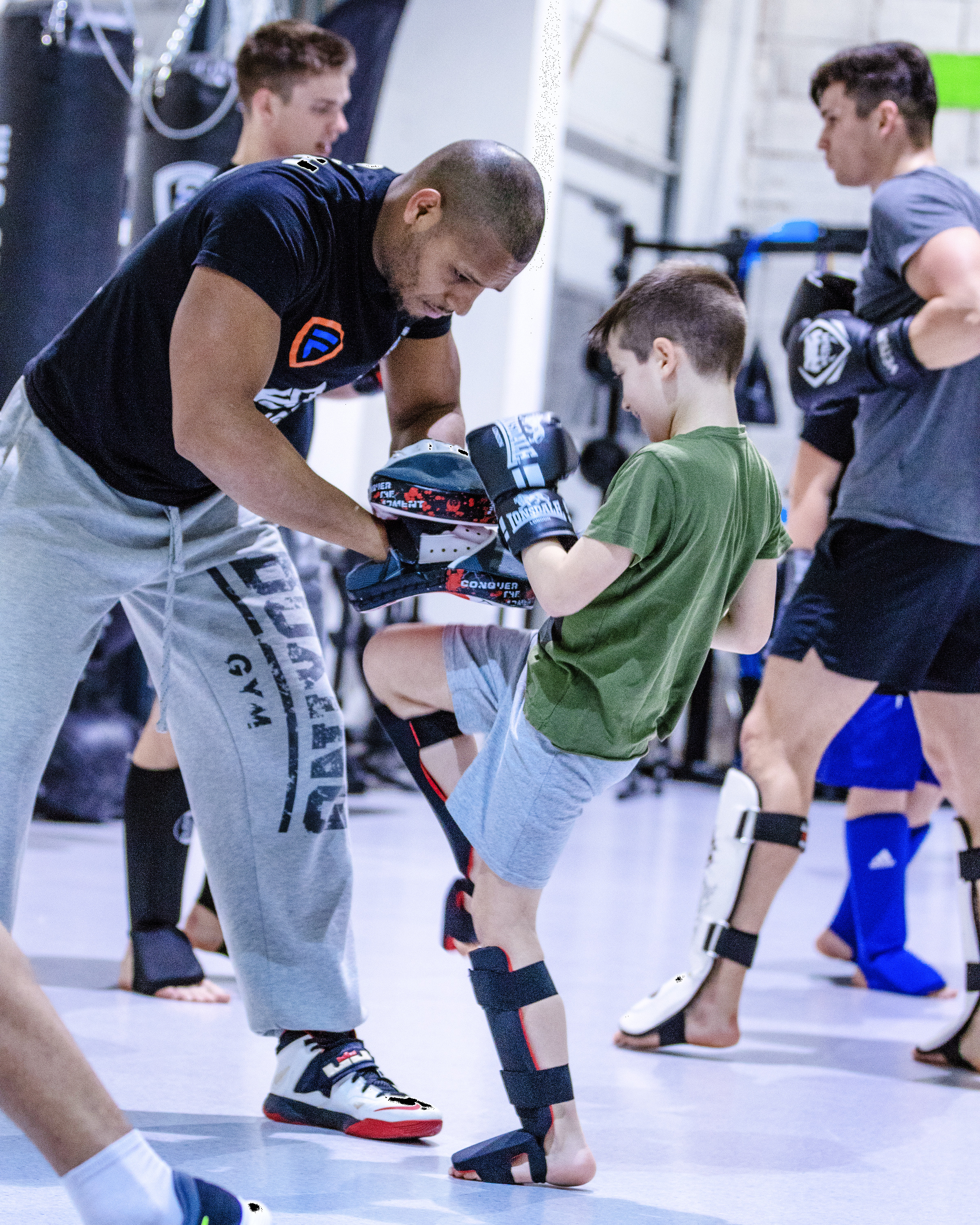 Kinderboxen — Trainer mit Kind im ThaiCross Gym Wien